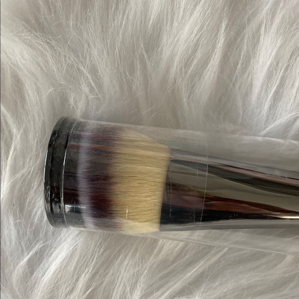 New IT heavenly luxe bye bye foundation brush - Picture 3 of 4